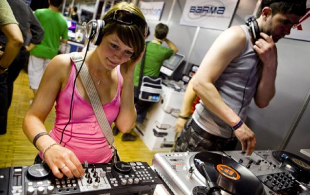 jovenes-haciendo-practicas-Djs